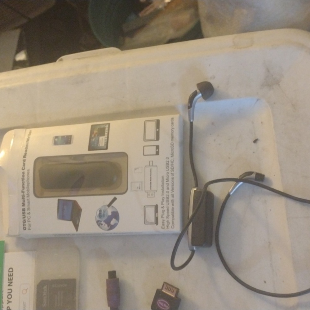 Electronics and Accessories Bundle - Picture 3 of 6